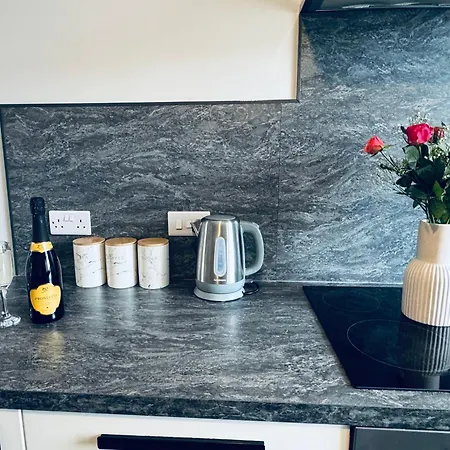 Lowther House -2 Bedrooms - Sleeps 4 *