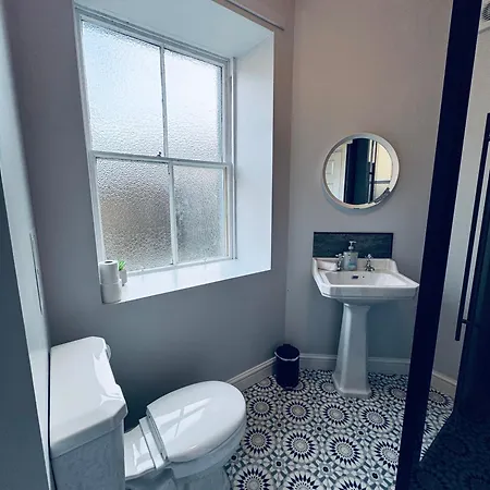 Lowther House -2 Bed Apartment *