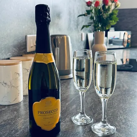 Lowther House -2 Bedrooms - Sleeps 4 *