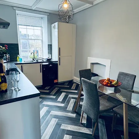 Lowther House -2 Bed Apartment *