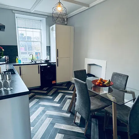 Апартаменты Lowther House -2 Bedrooms - Sleeps 4 *