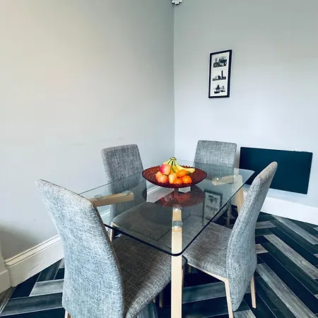 Lowther House -2 Bedrooms - Sleeps 4 *